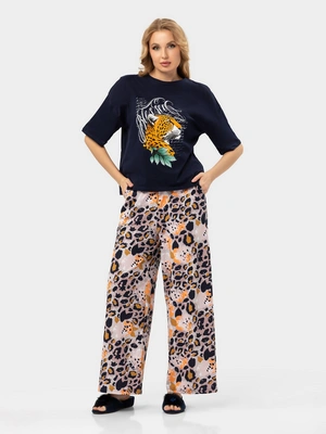 Костюм с абстрактным принтом