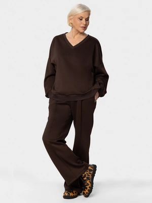 Костюм с V-образным вырезом