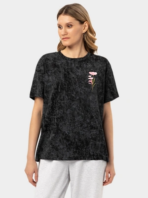 Футболка с декоративной строчкой