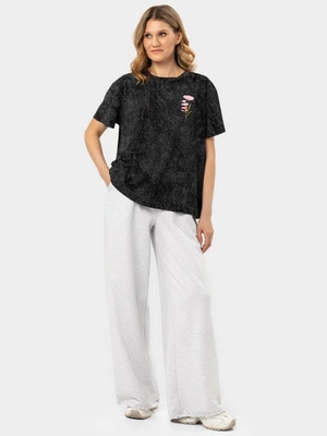 Футболка с декоративной строчкой