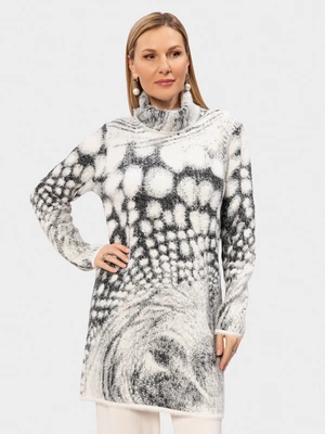 Удлиненный пушистый джемпер с воротником-стойкой