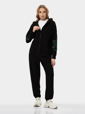 Костюм трикотажный с вышивкой