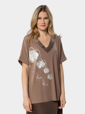 Футболка с V-образным воротом