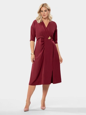 Платье с брошью