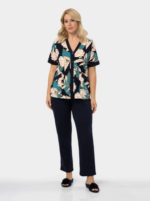 Костюм на пуговицах