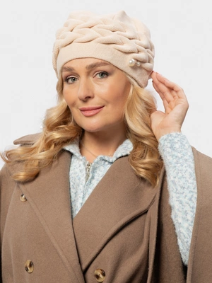 Шапка рельефный вязаный узор