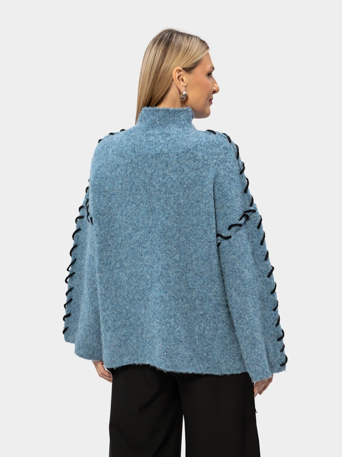 Джемпер с декоративным шнуром на рукавах