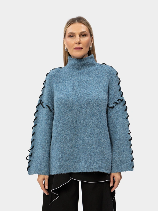 Джемпер с декоративным шнуром на рукавах