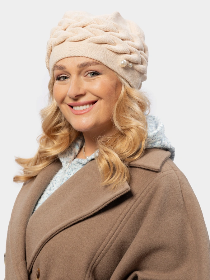 Шапка рельефный вязаный узор