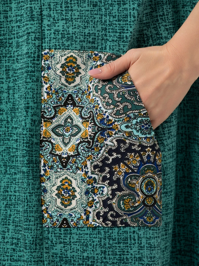 Платье с контрастными вставками
