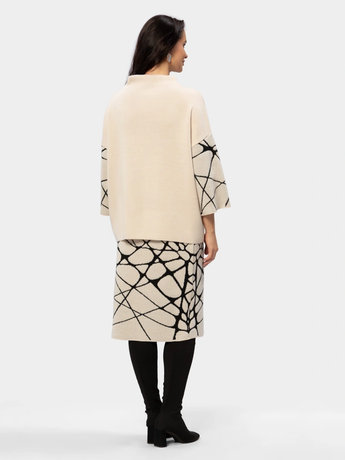 Трикотажный костюм с абстрактным рисунком