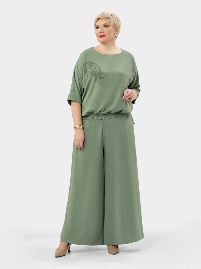 Брючный костюм-двойка со стразами